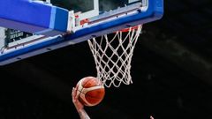Imagen de un bal�n de baloncesto cerca de una canasta.
