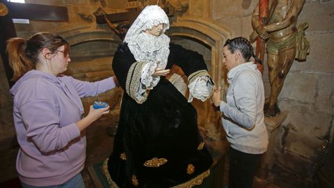 Ultimando la imagen de Nuestra Señora de las Angustias, de la Cofradía del Silencio, para la procesión del Santo Entierro