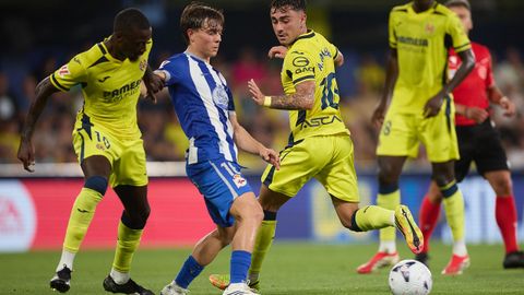 Amatucci, rodeado de rivales en un lance del partido contra el Villarreal