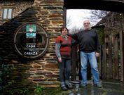 Carmen Mart�nez y Arturo Ruiz, ante su hospedaje rural, que sufre los efectos de la crisis.