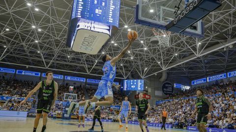 Rasir Bolton entrando a canasta en el partido ante el Asisa Joventut