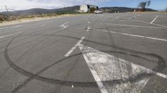 Imagen tomada ayer de las marcas de neum�ticos en la explanada pr�xima al paseo mar�timo de Razo.