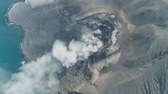 El volc�n Anak Krakatoa en erupci�n este domingo