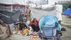 Migrantes en el asentamiento en la playa de El Trampol�n, en Ceuta.