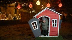 Un nios disfrutando de las casetas en Torrado