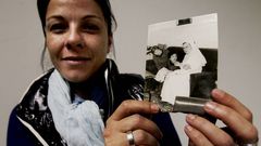 Mar�a Alonso con la foto de su hermana cuando ingres� en el centro hace tres d�cadas