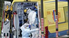 T�cnicos en emergencias sanitarias, en el hospital Montecelo, de Pontevedra, durante la tercera ola de la pandemia