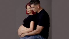 Cirano y Davinia posan antes del nacimiento de su hija Khloe, que tiene dos meses