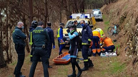 Personal sanitario atendiendo al ciclista herido