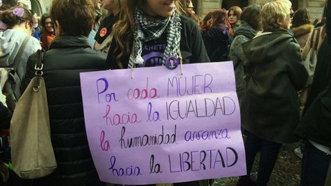 Cartel reivindicativo en una concentraci�n del 8M, en Asturias