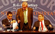 El abogado Miguel Taboada, Felipe Marcos y Lendoiro durante la �ltima junta de accionistas del Deportivo.