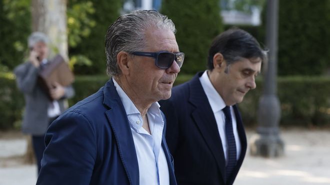 A la izquierda, el exdirigente popular Francisco Granados de camino a la Audiencia Nacional. 