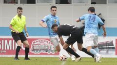 Dos jugadores del Viveiro presionan a un futbolista del Lugo