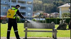 Soldados de la UME realizan labores de desinfecci�n en el exterior del Hogar de San Jos�