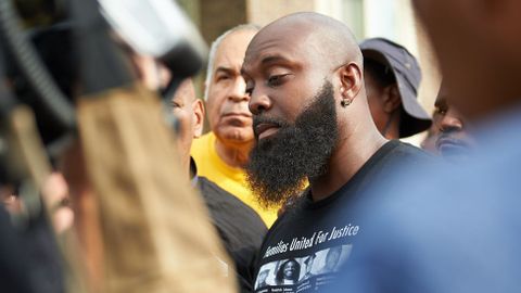 Michael Brown Sr., padre del fallecido de 18 a�os, habla a los medios de comunicaci�n antes de la marcha de solidaridad en los apartamentos Canfield de Ferguson.