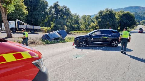 Colisión entre dos vehículos en la N-120 en A Quinza (Ribadavia).
