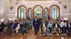 Luis L�pez, con su gobierno detr�s, entrando al sal�n noble de la Diputaci�n, donde le esperaban los alcaldes.