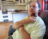 El sacerdote se recupera, tras ser intervenido de la mand�bula, de los golpes recibidos. 