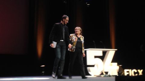 Diego Arjona, presentador de la gala, junto a Bel�n, una espectadora a la que invit� a subir al escenario