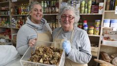 Eva Fern�ndez y Bel�n Pedreiro, en La Tienda de Bel�n donde triunfan los chicharrones. 