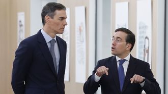 El presidente del Gobierno, Pedro S�nchez (i), conversa con el ministro de Asuntos Exteriores, Uni�n Europea y Cooperaci�n, Jos� Manuel Albares, antes de inaugurar este jueves la Conferencia de Embajadores, tradicional cita de los representantes diplom�ticos de Espa�a en el mundo que se celebra este a�o en un convulso panorama internacional.