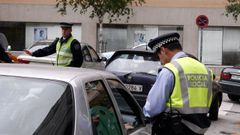 La Polic�a Local de Santiago durante uno de los controles de tr�fico que cada d�a despliega para vigilar el cumplimiento del estado de alarma