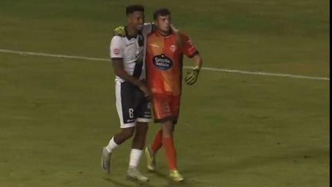 Jerin y Alberto, tras el último penalti de la tanda en el Camp d´Ésports.