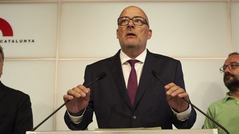 13. LLUIS MAR�A COROMINAS. Miembro del Parlament. La Fiscal�a no pide penas de prisi�n para �l, pero s� solicita una multa de 10 meses con una cuota diaria de 100 euros por un delito continuado de desobediencia grave e inhabilitaci�n especial para empleo o cargo p�blico durante un a�o y ocho meses. La Abogac�a del Estado pide multa de 10 meses e inhabilitaci�n para empleo o cargo p�blico de un a�o y ocho meses por presunta desobediencia grave.