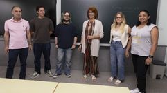 Francisco Rial Cepeda, segundo por la izquierda, es el jefe de estudios, y Mari Carmen Sanjurjo, tercera or la derecha, es profesora de lengua castellana. Con ellos, en un aula, alumnos y exalumnos