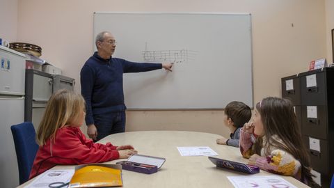 Un grupo de alumnos aprende solfeo con su profesor