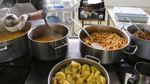 Imagen de archivo de la cocina de un servicio de comedor sobre ruedas.