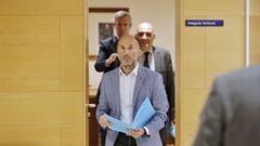 J�come, saliendo de su reuni�n con Rueda (al fondo).