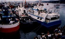 <span lang= es-es >Cuatrocientos barcos espa�oles llevaron al �La Gabrielle� a Burela</span>. Julio de 1994, tras la batalla naval a unos 600 kil�metros mar adentro, alrededor de 400 boniteros espa�oles lograron llevar a Burela al volantero franc�s �La Gabrielle�, abandonado por su tripulaci�n y con redes ilegales. 