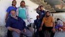 Juan Manuel «El Canuto», posa en su casa rodeado por familiares