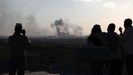 Varios ciudadanos israel�es graban los ataques contra Yabalia desde un mirador en Sderot, donde se han reunido para verlos.