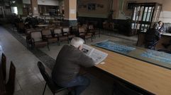 Un socio lee uno de los dos peri�dicos a los que la sociedad sigue suscrita. La Fraternal est� est� tan mal de dinero que ya no pagar m�s que esas dos suscripciones