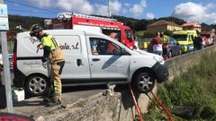 Parte de la furgoneta qued� suspendida y tuvo que ser asegurada para realizar la excarcelaci�n
