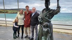 El actor junto al alcalde, Eduardo Parga, y la edila Pili Dold�n