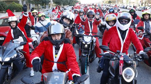 Papanoelada motera por las calles de Vigo