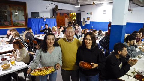 Furancho Berdom�s, en Negros (Redondela).�Pepe Berdom�s lleva m�s de cuarenta a�os abriendo las puertas de su casa. Puso en marcha un furancho que hoy contin�a junto a hijos, nueras y familiares, manteniendo ese car�cter cercano que hace que muchos clientes regresen temporada tras temporada.
