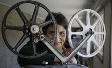 Olga Osorio, y su hoyuelo, junto a un proyector de 35 mms. que se expone en la Escola de Imaxe e Son (EIS) de A Coru�a. 