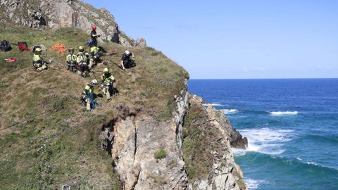 Los bomberos del SPEIS de Nar�n, en la formaci�n de rescate vertical por los acantilados de Pena Lopesa