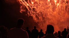 Los fuegos artificiales de A Estrada vistos desde Santiago
