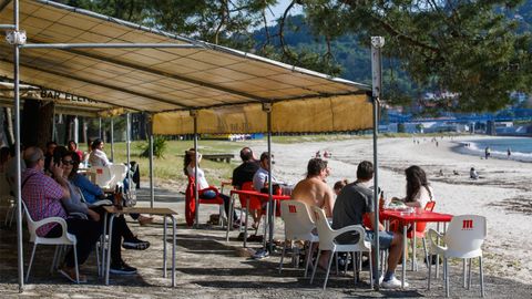 Al sol, en la playa de Cabanas