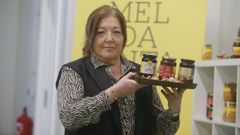 Paula Bern�rdez con tarros de los tres tipos de miel producidos por su empresa que fueron premiados en un certamen internacional en Par�s