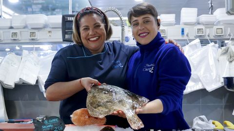 Chelo Hermida Parga y su hija Yara Ramos Hermida, en su puesto de pescado de la plaza de Lugo de A Corua