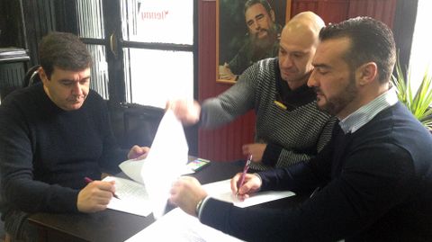 Militantes del PCPE imprimen su r�brica en un libro de firmas, en el Centro Cubano de Oviedo, para honrar a Fidel Castro.Militantes del PCPE imprimen su r�brica en un libro de firmas, en el Centro Cubano de Oviedo, para honrar a Fidel Castro