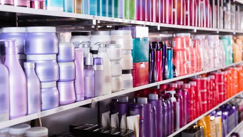 Productos cosm&eacute;ticos en una tienda. 