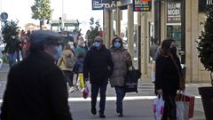 Personas con mascarilla en una calle de Ribeira