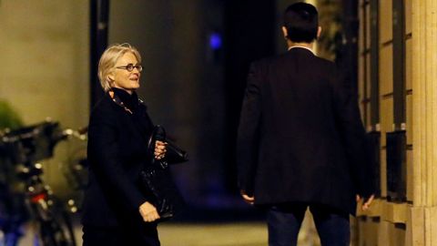 Penelope Fillon, mujer del candidato a las presidenciales por el partido republicano franc�s, camina hacia su apartamento, en Par�s